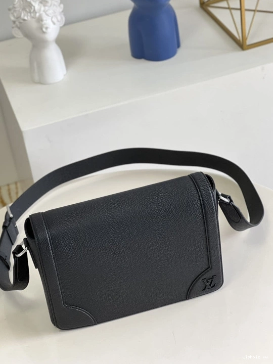 WIS MESSENGER LOUIS NEW VUITTON FLAP 0830